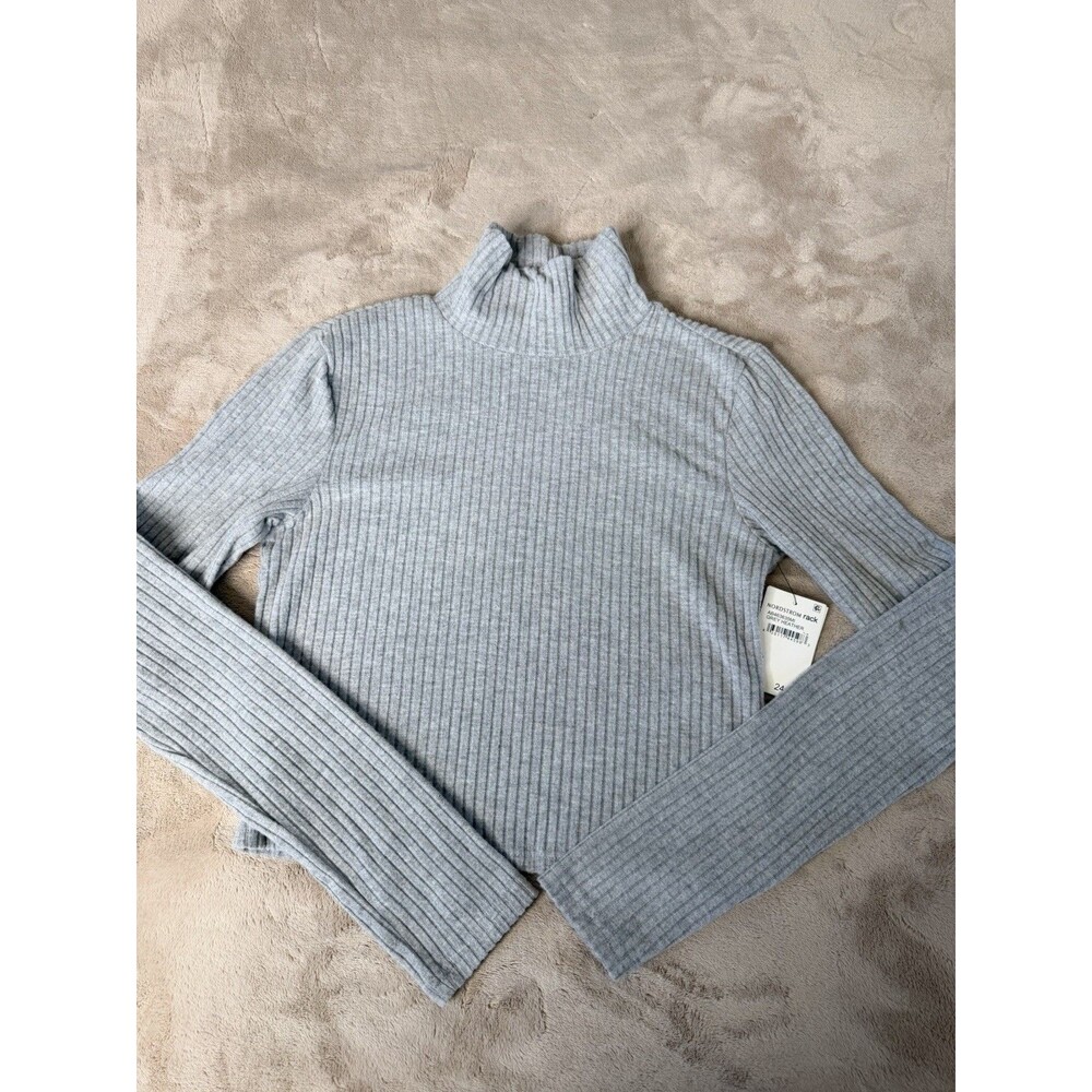 Abound Women’s gray long sleeve cropped turtleneck size M